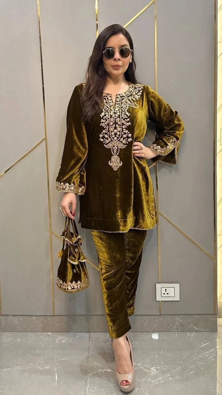 1156 Heavy Velvet Embroidered Pakistani Salwar Suits Collection